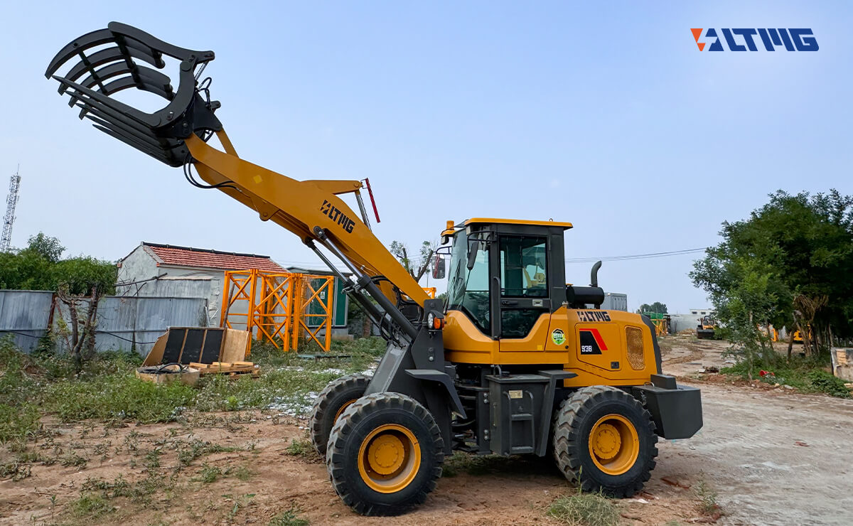 LT938 Log Grapple Loader