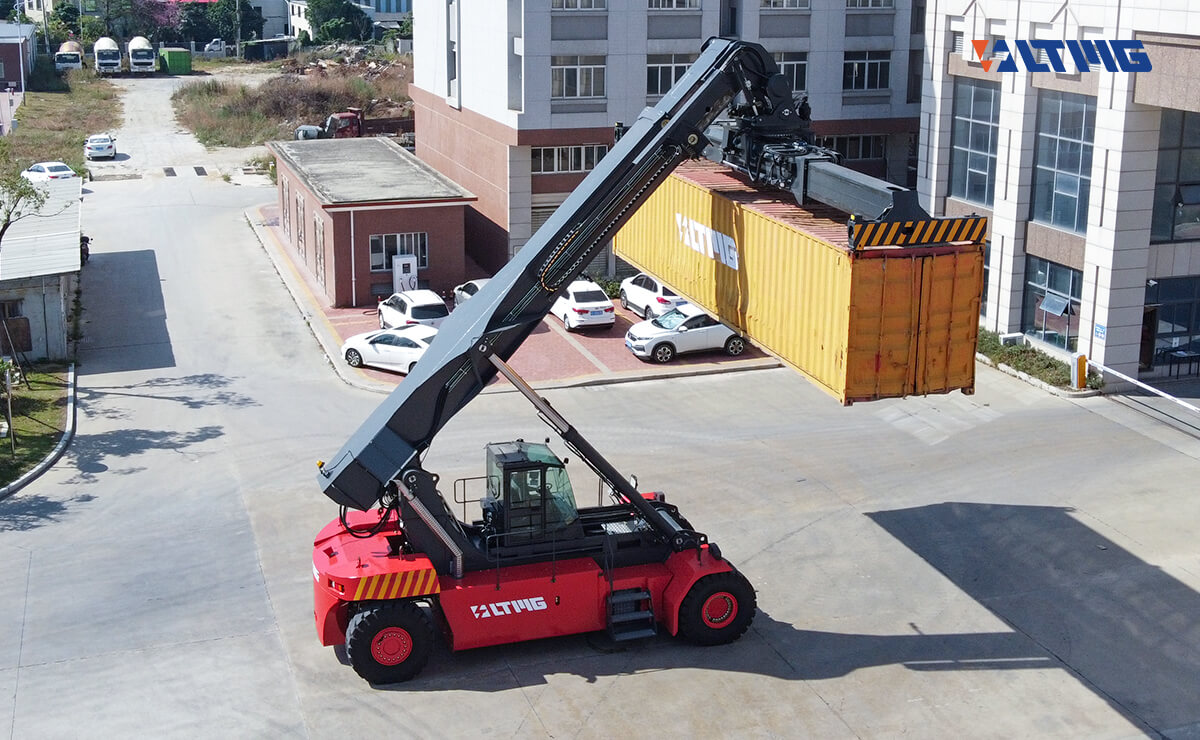 Reach Stacker CRS450